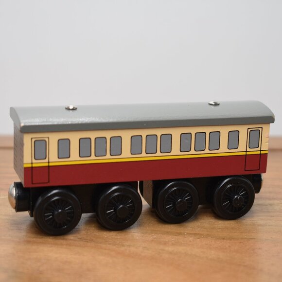 2002 EXPRESS COACH Thomas & Friends Train Take N Play Engine Wooden Wood VTG - Picture 1 of 7